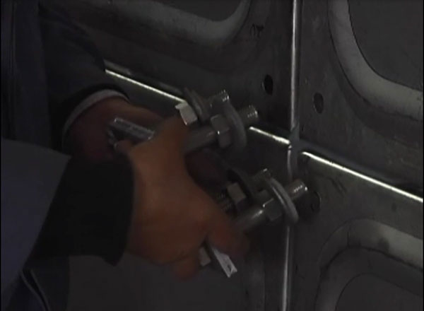 tighten the bolt of sectional steel water tank